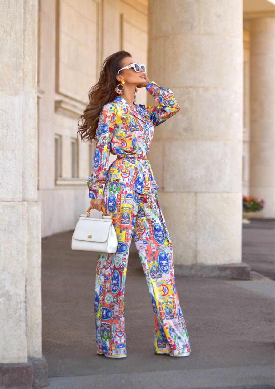 Pajama-style suit with piping. Art 175