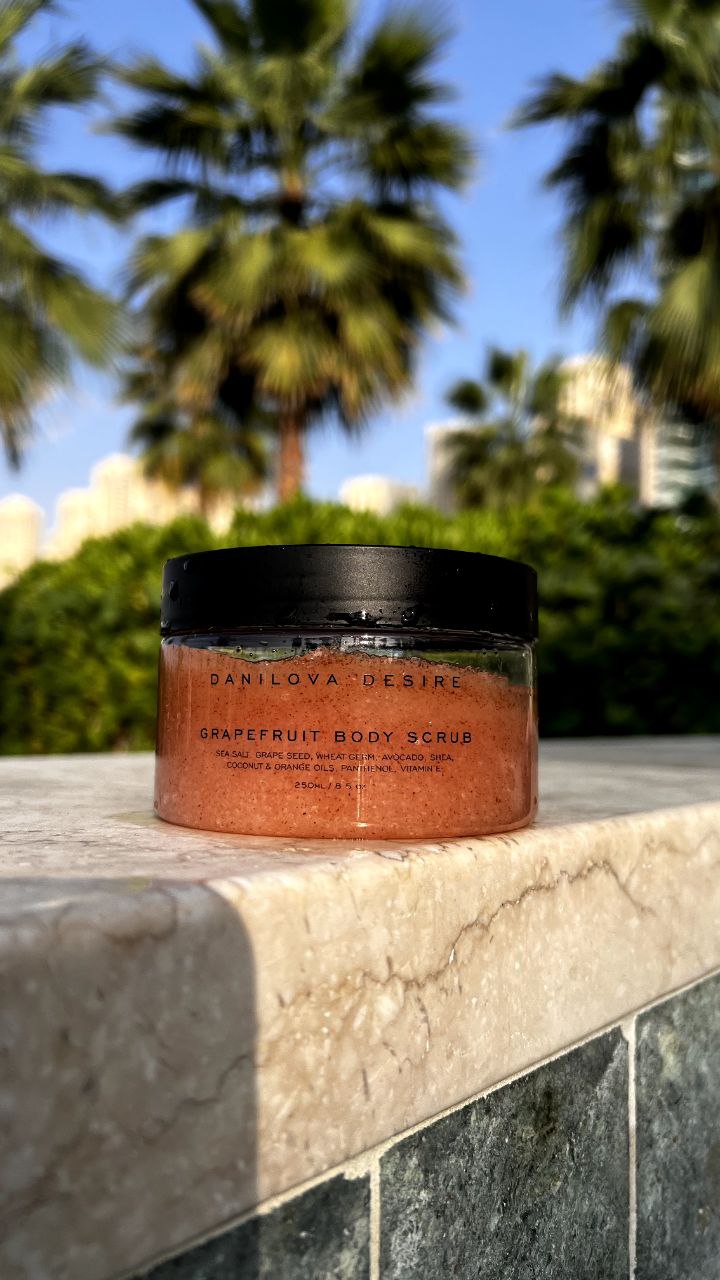 Salt scrub with a bright aroma of juicy grapefruit