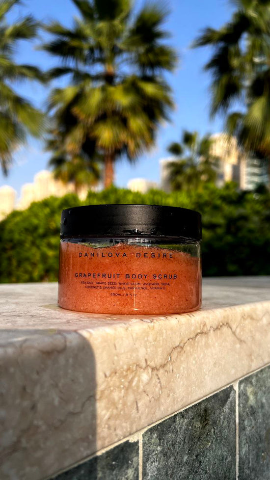 Salt scrub with a bright aroma of juicy grapefruit