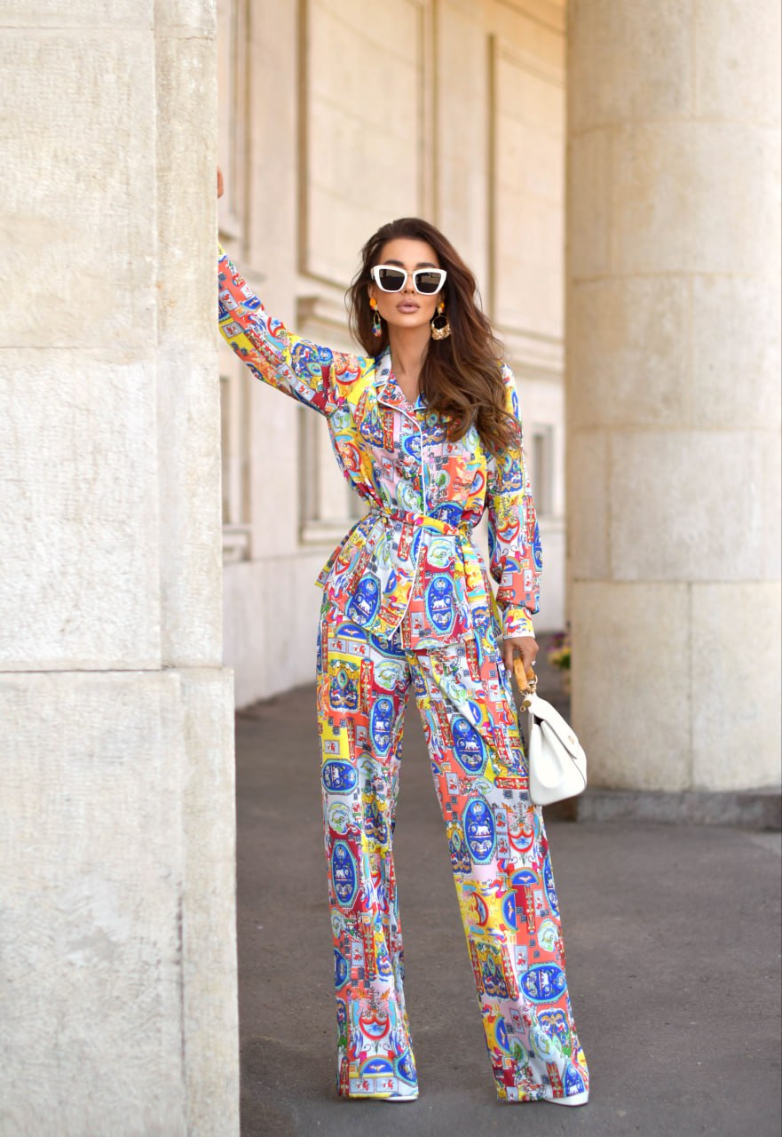 Pajama-style suit with piping. Art 175