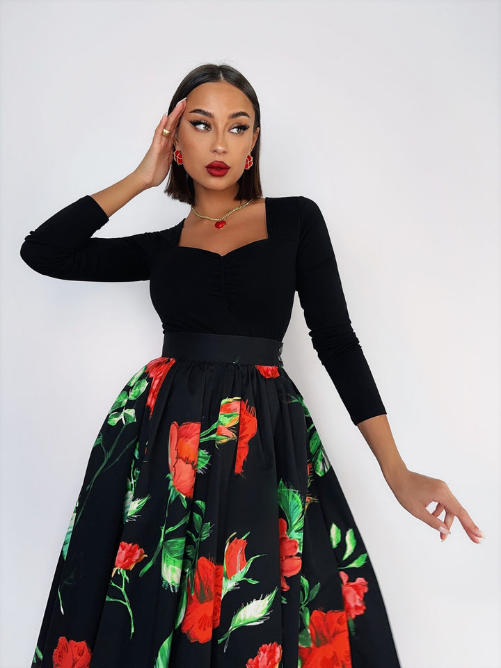 Long sleeve with cutout on the chest. Black. Art 157