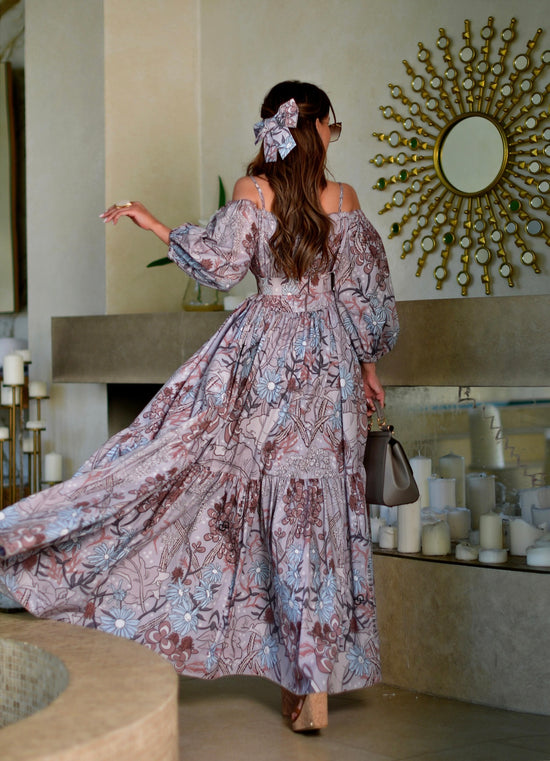 Long dress made of fine cotton with a belt. Art 127